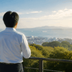 地方自治体職員の男性が、将来の選択肢の広がりを感じながら景色を見つめるイメージ